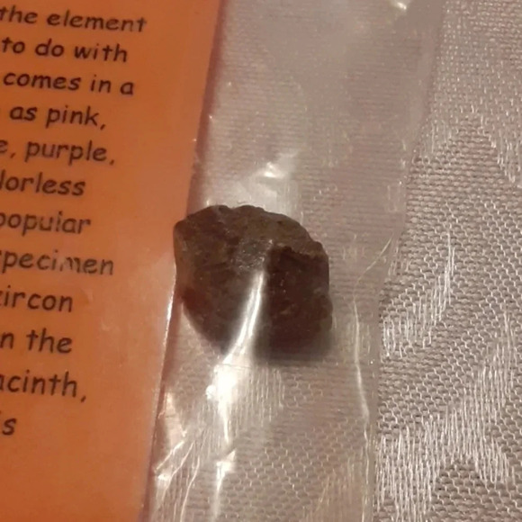 Brownish black zircon gemstone - Picture 2 of 3